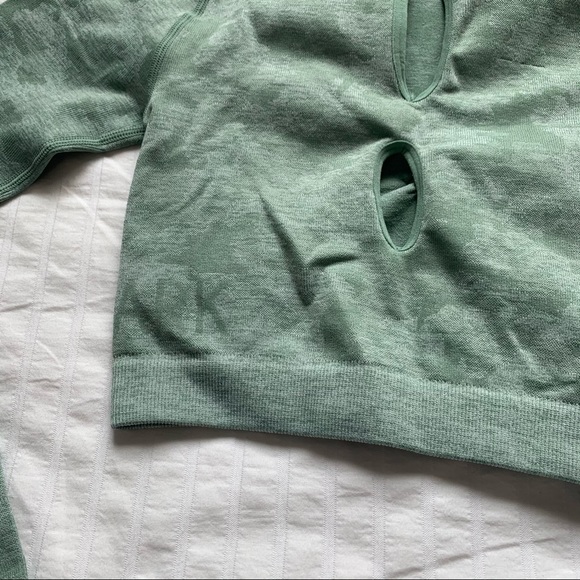 Gymshark Adapt Camo Seamless Long Sleeve Crop Top - Picture 6 of 6